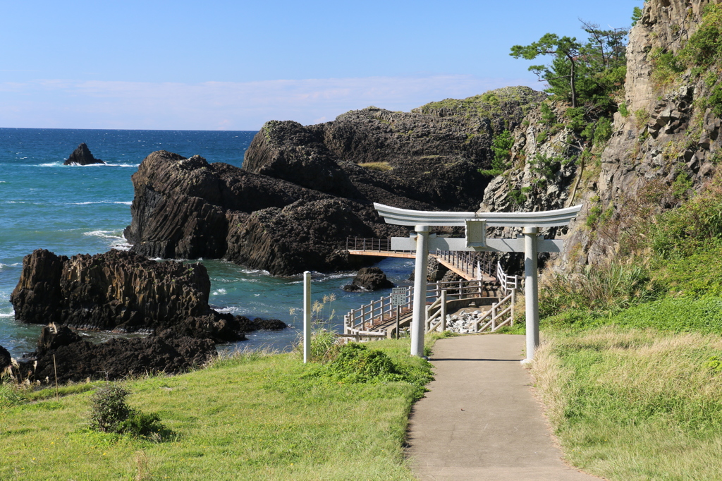 松島観音堂の鳥居～晴れの場合～（越前松島より）