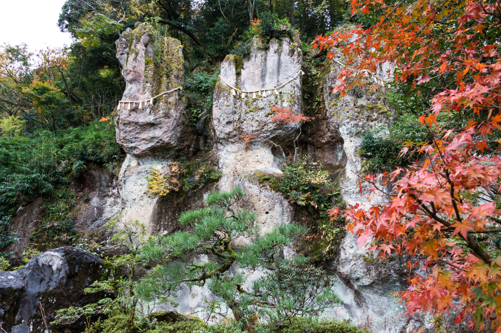 琉美園の三尊石（那谷寺より）