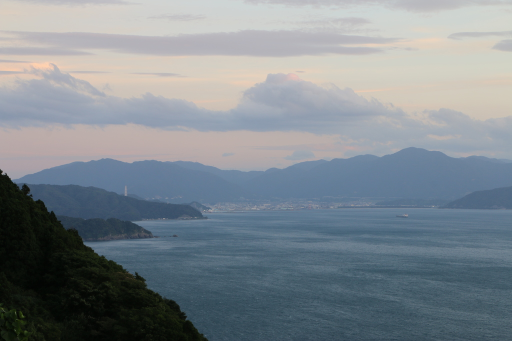 道の駅河野の夕景（2015/07/13）＝明かりが灯り始めた敦賀港＝