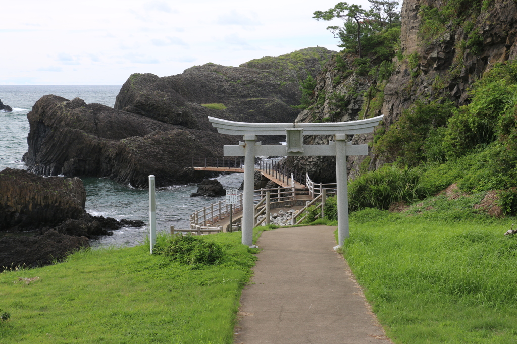 松島観音堂の鳥居（越前松島より）