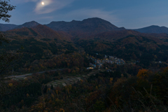 夕闇の月と秋山郷