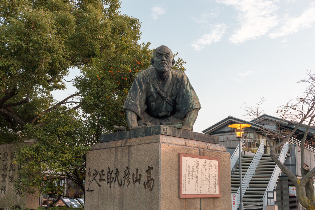 お正月の京都を撮ってみた－高山彦九郎像