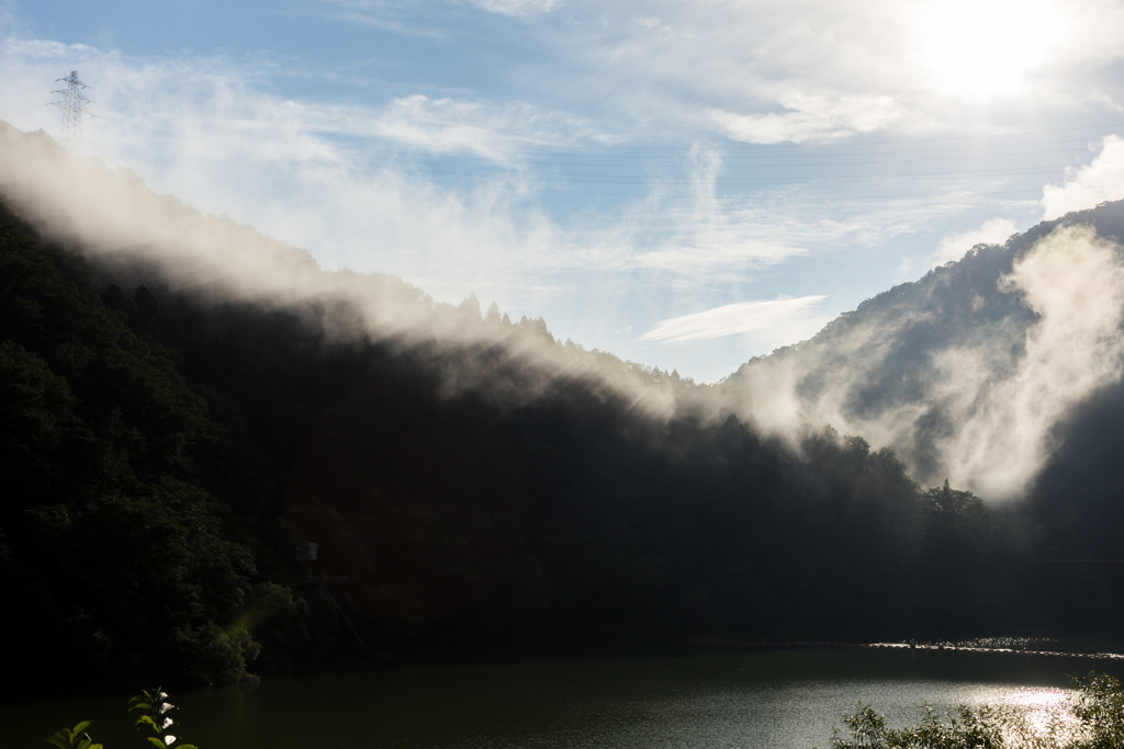 小さなダム湖の朝景