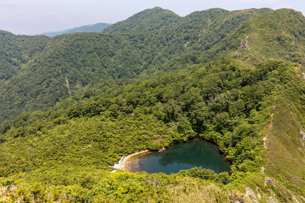 幽玄な山上湖