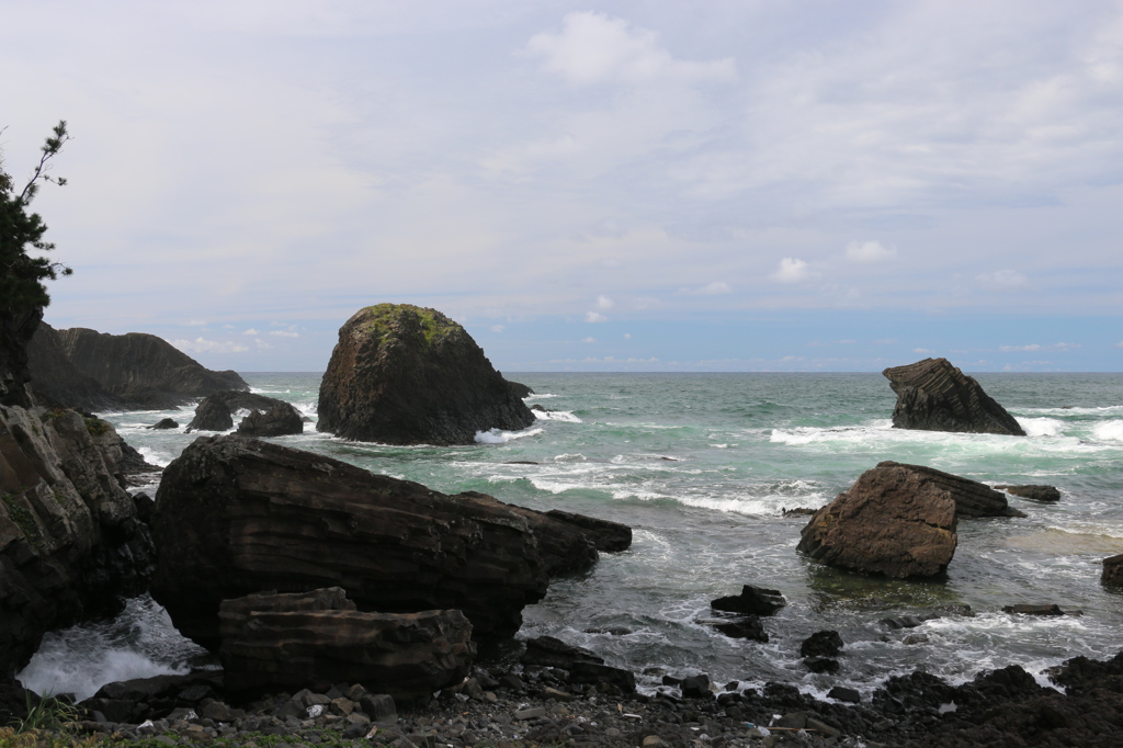 長茶ヶ浜の左側風景１～曇りの場合～（越前松島より）