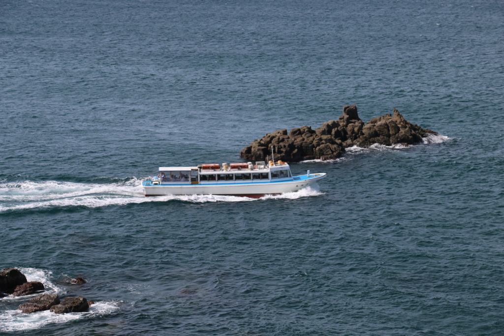 軍艦岩ＶＳ遊覧船（美しき東尋坊より）