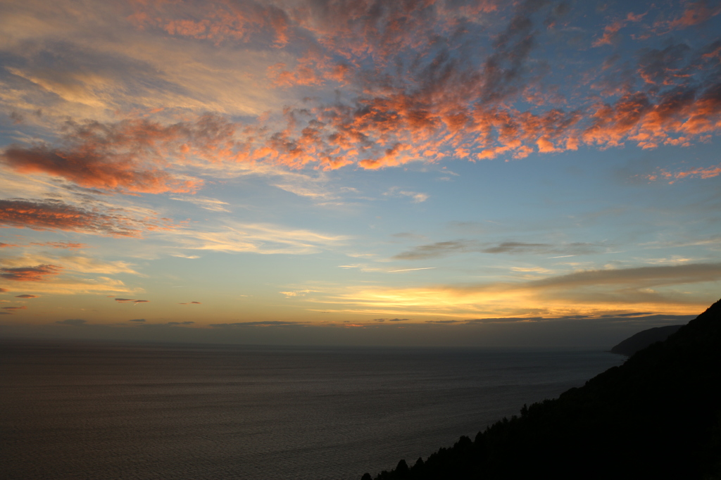 道の駅河野の夕景（2015/07/13）＝朱に染まった雲と越前海岸＝