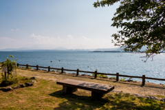 湖岸のベンチ（夏の海津大崎より）