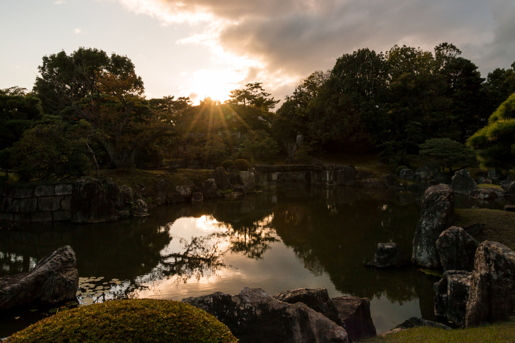 二の丸庭園と夕日