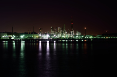 夜の製油工場