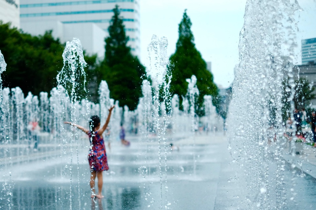 水を浴びて