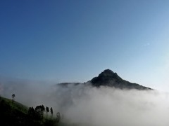 雲湧く里山