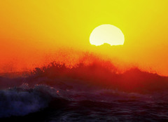 日向灘日の出の赤い波
