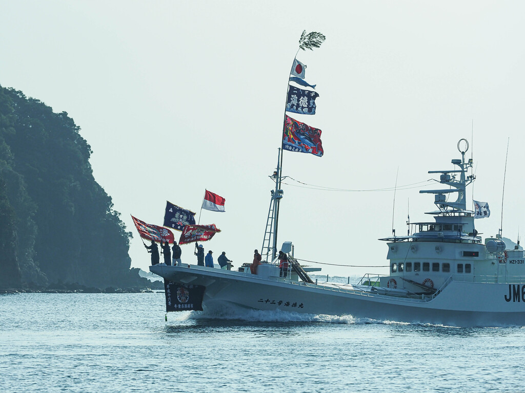 長い旅へ、鰹一本釣船出港