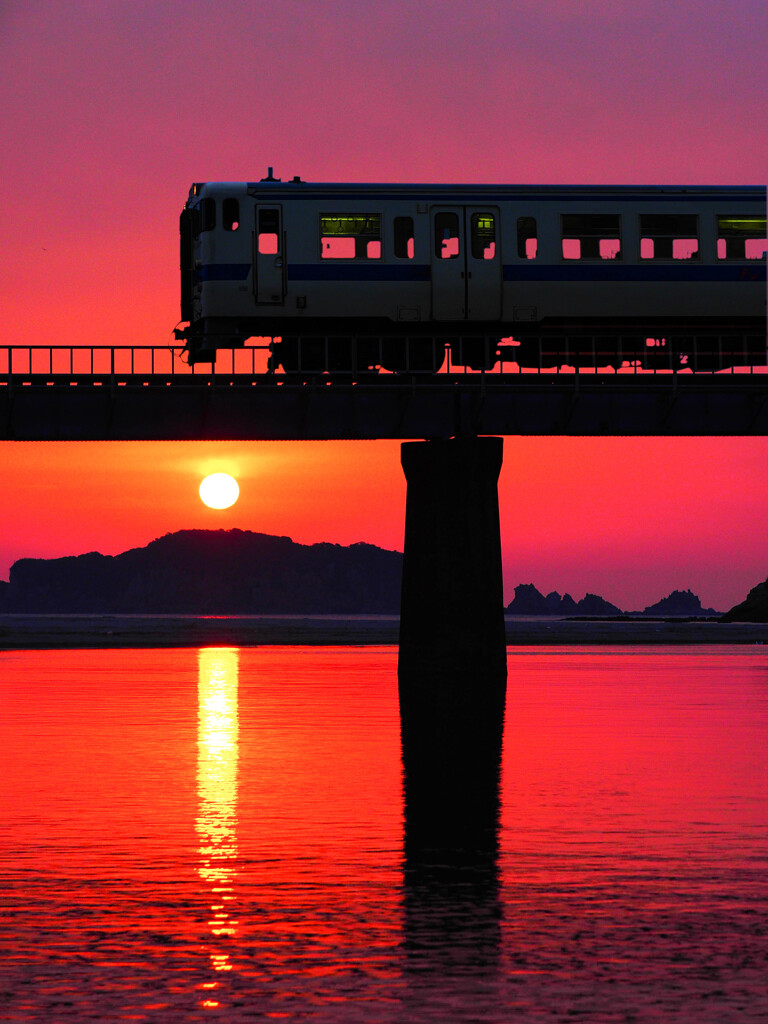 朝焼けローカル電車