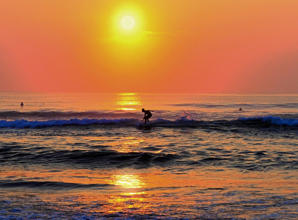朝焼けとサーファー