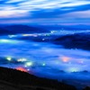 明け頃の雲海に包まれる街明かり