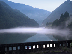 里の川霧