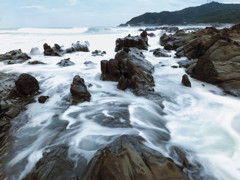 岩礁と波（台風余波）