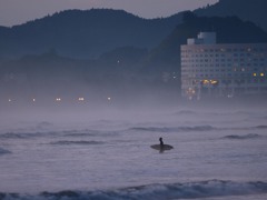 夜明けの波へ