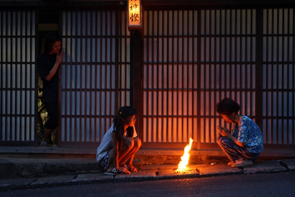 迎え火を焚く家族