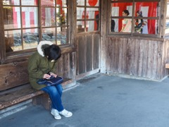 レトロな里の駅舎で成人式