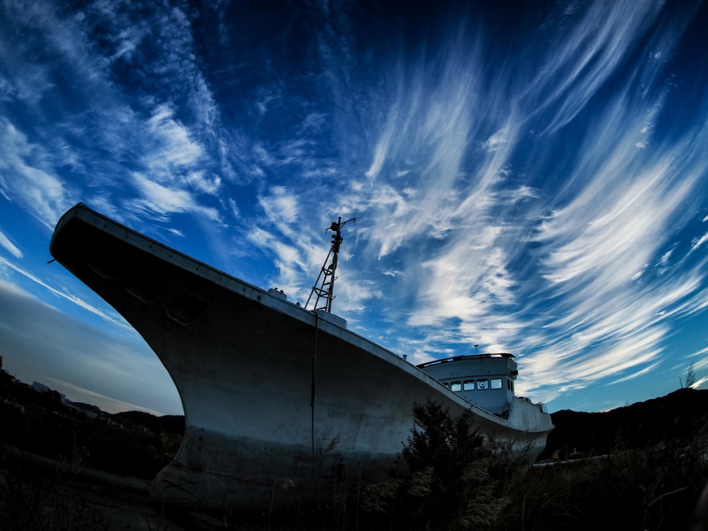 廃船と朝雲