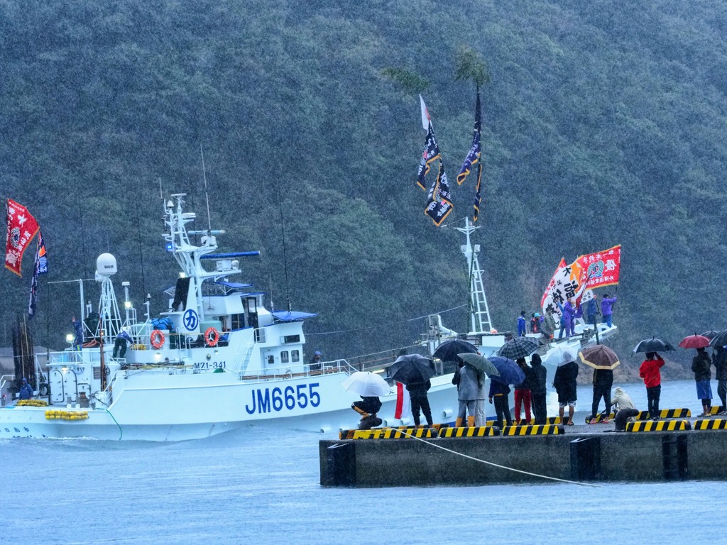 一本釣り漁船、雨の中の出港