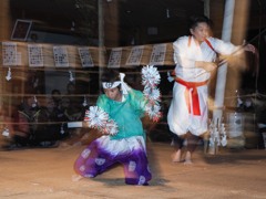 神楽舞う少年（宮崎県祓川神楽）