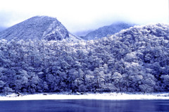 厳冬の六観音池から韓国岳を望む