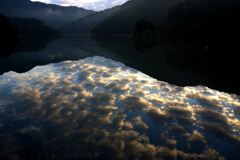 朝のダム湖