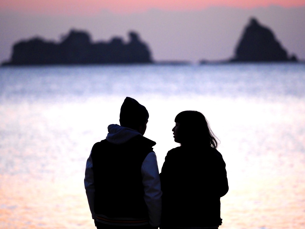 初日の出を待つカップル