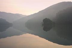 朝の湖