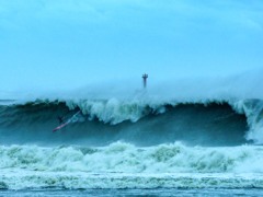 台風通過中、あえて荒波に挑む