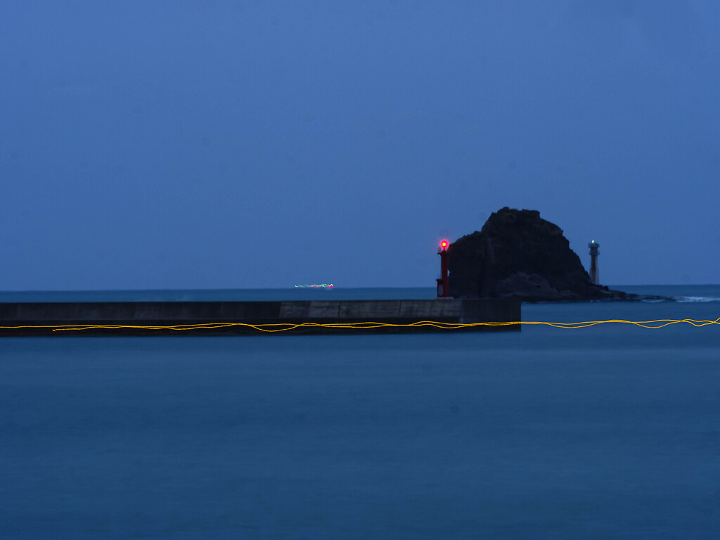夜明けの港