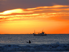 サーファーと漁船