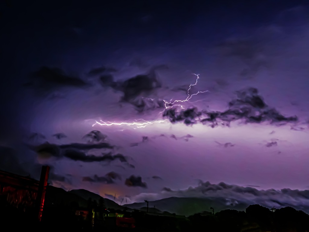 雷がうるさくて目覚めた