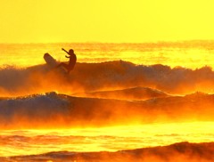 海霧とサーファー