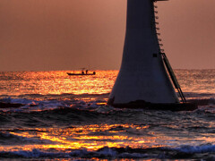 灯台と漁船