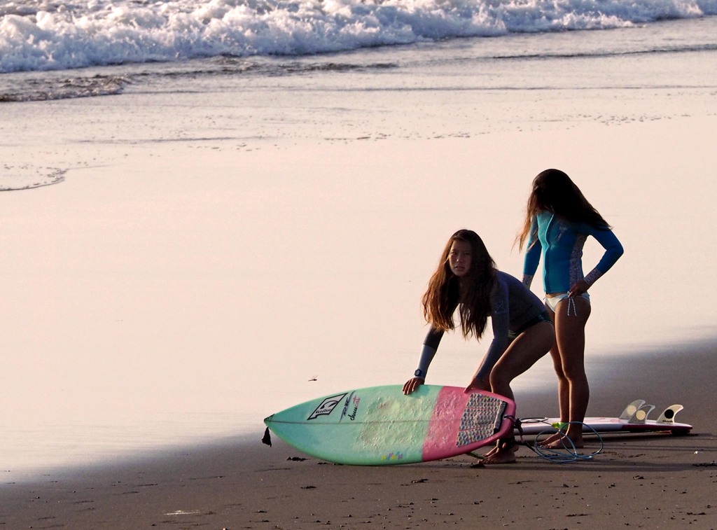 朝波に挑むサーファーガール