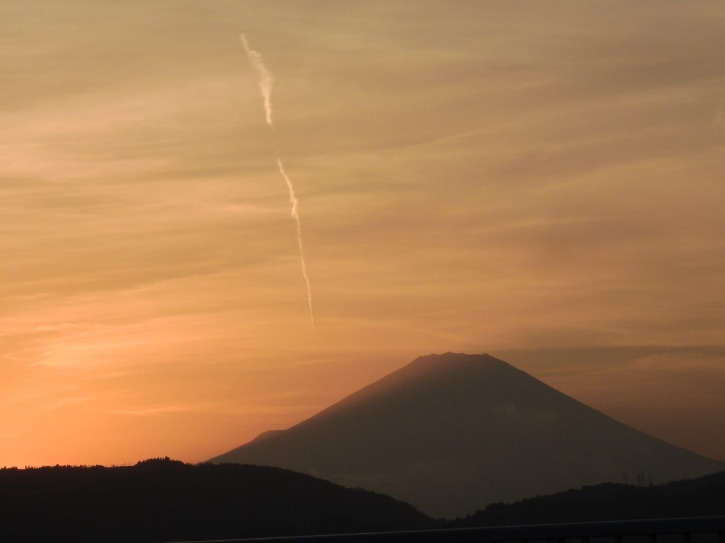 飛行機雲のある夕暮れ