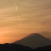 飛行機雲のある夕暮れ