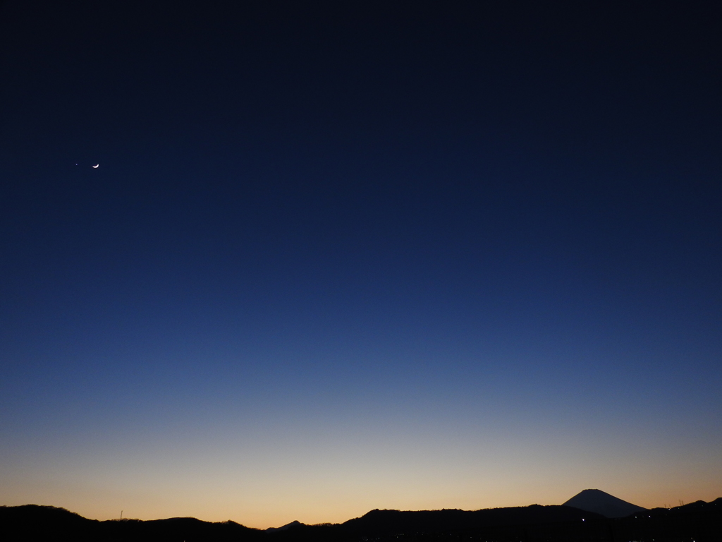 富士と三日月と金星のマジックアワー By 都会の空 Id 写真共有サイト Photohito