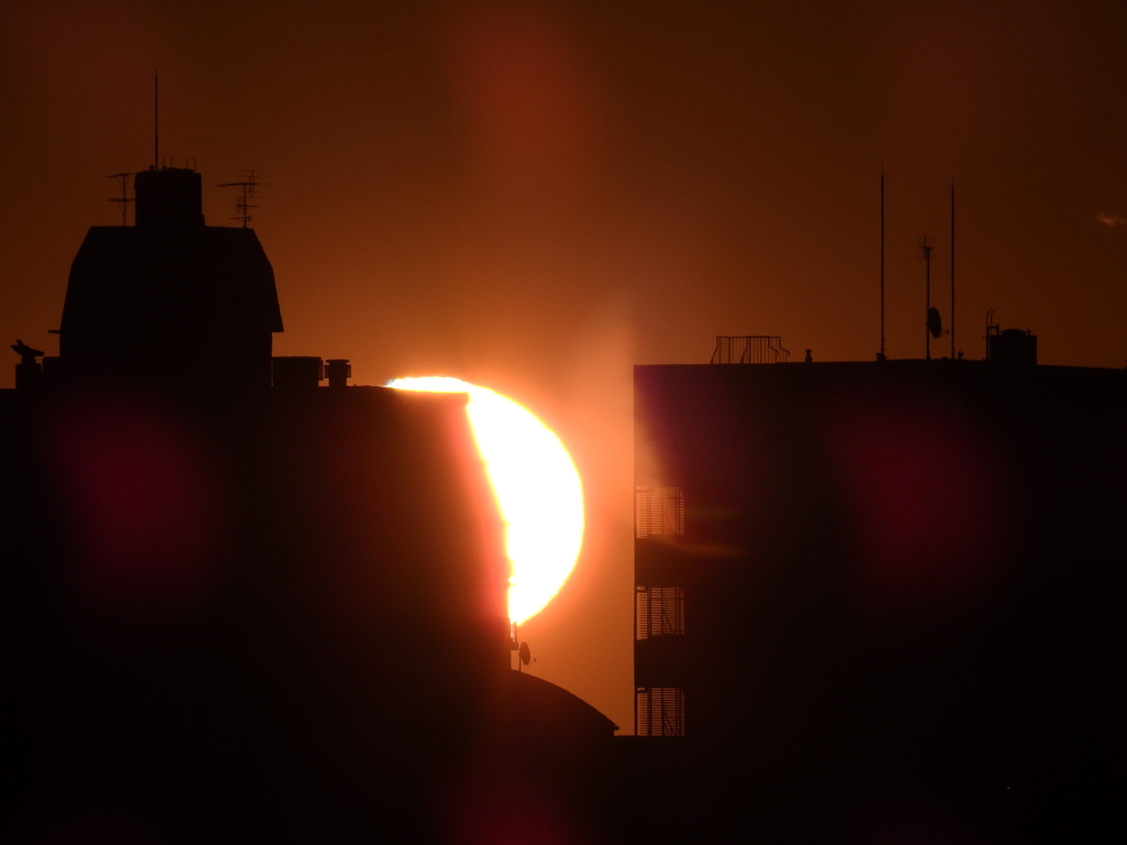 非常階段を照らす歪む太陽
