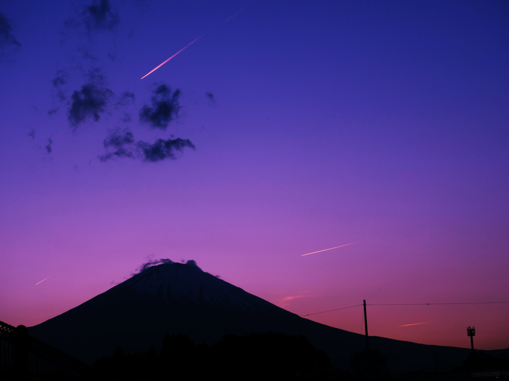 富士山と４機編隊