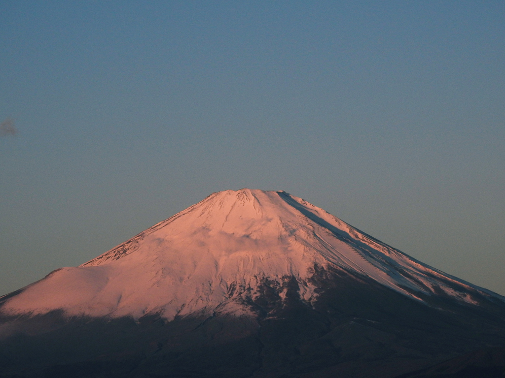 朝焼けに染まる富士山