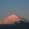 朝焼けに染まる富士山