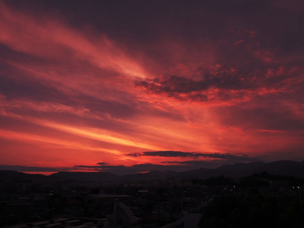 雲に隠れる夕暮れ富士