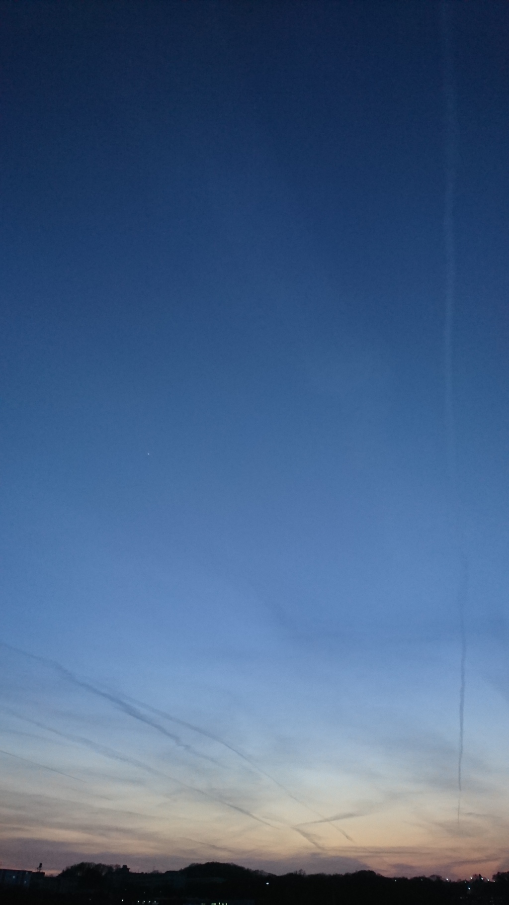 飛行機雲と金星と夕焼けと