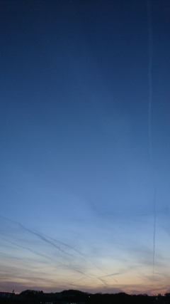 飛行機雲と金星と夕焼けと